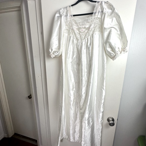 Lisa Stevens Other - Lisa Steven’s White Vintage Satin Lace Embroidered 1/2Sleeves Ladies Nightgown S